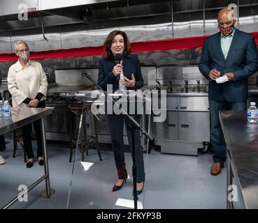 New York, NY - 4. Mai 2021: Die Gouverneurin Kathy Hochul spricht bei der großen Eröffnung von Great Performances, Artists als Kellnerinnen-Hauptquartier in der Bronx Stockfoto