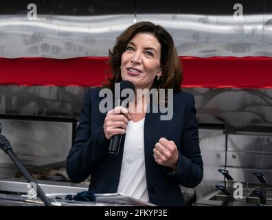 New York, NY - 4. Mai 2021: Die Gouverneurin Kathy Hochul spricht bei der großen Eröffnung von Great Performances, Artists als Kellnerinnen-Hauptquartier in der Bronx Stockfoto