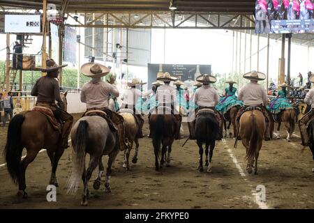 Charros bereitet sich Backstage auf den Charreada-Wettbewerb im campeonato Milllonario lienzo de charro in Tlajomulco de Zuniga, Jalisco, Mexiko vor. Stockfoto