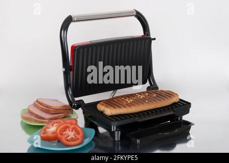 Panini-Maschine öffnen; Foto auf neutralem Hintergrund. Stockfoto