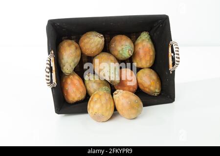 Kaktusfrüchte aus Kaktus mit Kaktus - Opuntia ficus indica; Foto auf neutralem Hintergrund. Stockfoto