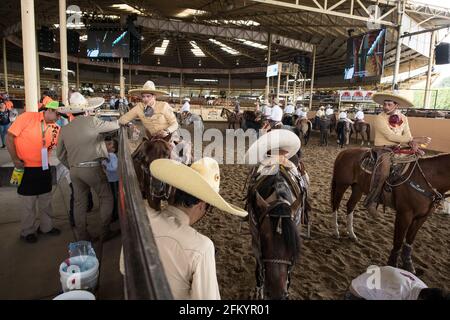 Charros bereitet sich Backstage auf den Charreada-Wettbewerb im campeonato Milllonario lienzo de charro in Tlajomulco de Zuniga, Jalisco, Mexiko vor. Stockfoto