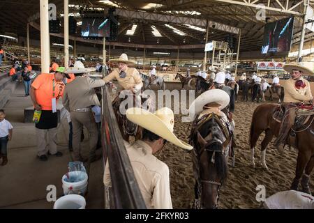 Charros bereitet sich Backstage auf den Charreada-Wettbewerb im campeonato Milllonario lienzo de charro in Tlajomulco de Zuniga, Jalisco, Mexiko vor. Stockfoto