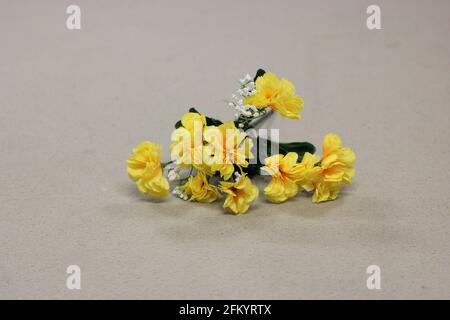 Strauß gelber Blumen auf braunem Hintergrund Stockfoto