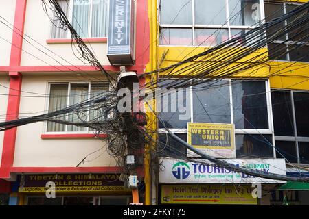 Gewirr von elektrischen Leitungen in Kathmandu, Nepal. Stockfoto
