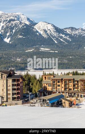 REVELSTOKE, KANADA - 16. MÄRZ 2021: Revelstoke Mountain Skigebiet mit Bergen im Hintergrund. Stockfoto