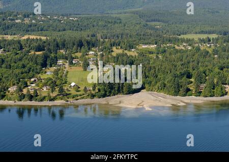 Luftaufnahme der Mündung des Porter Creek und der Willshire Rd., Chemainus, Vancouver Island, British Columbia, Kanada. Stockfoto