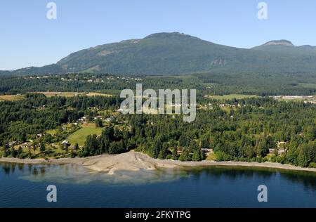 Luftaufnahme der Mündung des Porter Creek und des Mount Brento, Chemainus, Vancouver Island, British Columbia, Kanada. Stockfoto