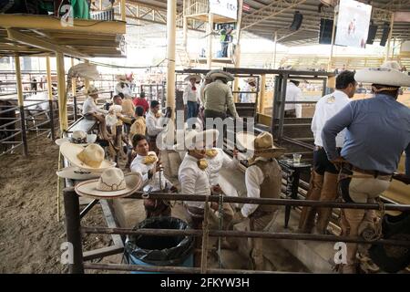 Charros bereitet sich Backstage auf den Charreada-Wettbewerb im campeonato Milllonario lienzo de charro in Tlajomulco de Zuniga, Jalisco, Mexiko vor. Stockfoto