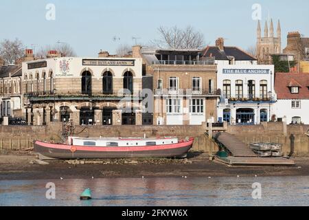 Blick auf den Blue Anchor und die öffentlichen Häuser von Rutland Arms in Hammersmith, West London. Stockfoto