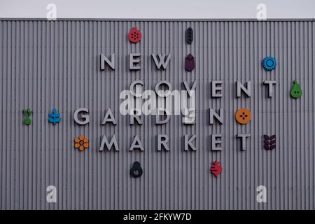 Sign for New Covent GardenMarket in Nine Elms, ist Londons größter Blumen-, Obst- und Gemüsemarkt im Vereinigten Königreich. Stockfoto