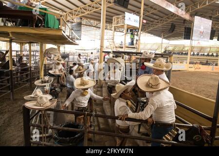 Charros bereitet sich Backstage auf den Charreada-Wettbewerb im campeonato Milllonario lienzo de charro in Tlajomulco de Zuniga, Jalisco, Mexiko vor. Stockfoto