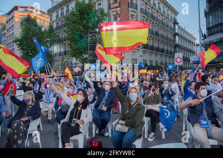 Isabel Díaz Ayuso, eine absolute Fremde ohne große Reise vor zwei Jahren, wird als ein wahres politisches Phänomen konsolidiert. Die Madrider Präsidentin und Kandidatin der PP ist die große Siegerin der Wahlen in Madrid, wo sie bis zu mehr Sitze als die drei linken Parteien zusammen gekehrt hat, was ihr ermöglicht, bequem und ohne Vox für jedes Gesetz zu regieren. Der Block rechts ist deutlich verstärkt und nimmt 78 Sitze ein (65 von der PP und 13 von Vox), verglichen mit 58 von links (24 von Más Madrid, 24 von PSOE und 10 von Podemos). Nur zwei ja Stockfoto