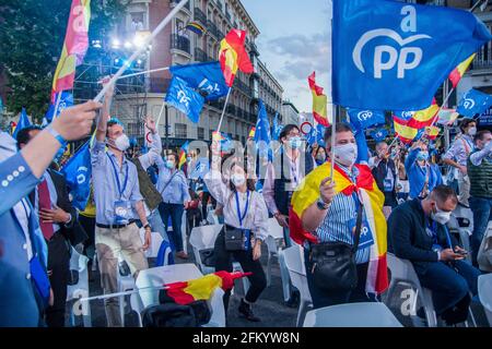 Isabel Díaz Ayuso, eine absolute Fremde ohne große Reise vor zwei Jahren, wird als ein wahres politisches Phänomen konsolidiert. Die Madrider Präsidentin und Kandidatin der PP ist die große Siegerin der Wahlen in Madrid, wo sie bis zu mehr Sitze als die drei linken Parteien zusammen gekehrt hat, was ihr ermöglicht, bequem und ohne Vox für jedes Gesetz zu regieren. Der Block rechts ist deutlich verstärkt und nimmt 78 Sitze ein (65 von der PP und 13 von Vox), verglichen mit 58 von links (24 von Más Madrid, 24 von PSOE und 10 von Podemos). Nur zwei ja Stockfoto