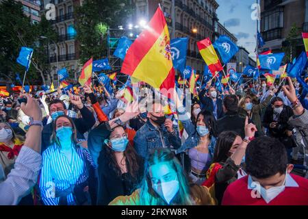 Isabel Díaz Ayuso, eine absolute Fremde ohne große Reise vor zwei Jahren, wird als ein wahres politisches Phänomen konsolidiert. Die Madrider Präsidentin und Kandidatin der PP ist die große Siegerin der Wahlen in Madrid, wo sie bis zu mehr Sitze als die drei linken Parteien zusammen gekehrt hat, was ihr ermöglicht, bequem und ohne Vox für jedes Gesetz zu regieren. Der Block rechts ist deutlich verstärkt und nimmt 78 Sitze ein (65 von der PP und 13 von Vox), verglichen mit 58 von links (24 von Más Madrid, 24 von PSOE und 10 von Podemos). Nur zwei ja Stockfoto