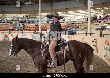 Charros bereitet sich Backstage auf den Charreada-Wettbewerb im campeonato Milllonario lienzo de charro in Tlajomulco de Zuniga, Jalisco, Mexiko vor. Stockfoto