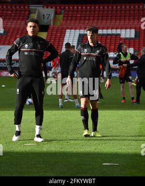 London, Großbritannien. The Valley, London, Großbritannien. Mai 2021. English Football League One Football, Charlton Athletic versus Lincoln City; Walsh und Rogers of Lincoln beim Aufwärmen Credit: Action Plus Sports/Alamy Live News Credit: Action Plus Sports Images/Alamy Live News Stockfoto