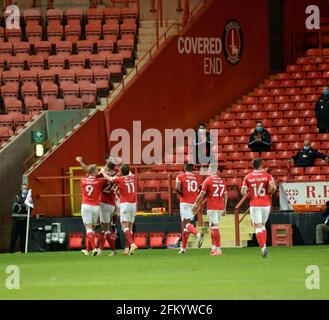 London, Großbritannien. 4. Mai 2021; The Valley, London, England; English Football League One Football, Charlton Athletic gegen Lincoln City; Charlton feiert in der 65. Minute von Inniss ihr 2. Tor für 2-0 Credit: Action Plus Sports Images/Alamy Live News Stockfoto