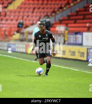 London, Großbritannien. The Valley, London, Großbritannien. Mai 2021. English Football League One Football, Charlton Athletic gegen Lincoln City; Tayo Edun über den Angriff entlang des Flügels Credit: Action Plus Sports/Alamy Live News Credit: Action Plus Sports Images/Alamy Live News Stockfoto