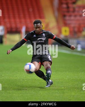London, Großbritannien. 4. Mai 2021; The Valley, London, England; English Football League One Football, Charlton Athletic versus Lincoln City; Tayo Edun kreuzt inito die Charlton-Box für Lincoln Credit: Action Plus Sports Images/Alamy Live News Stockfoto