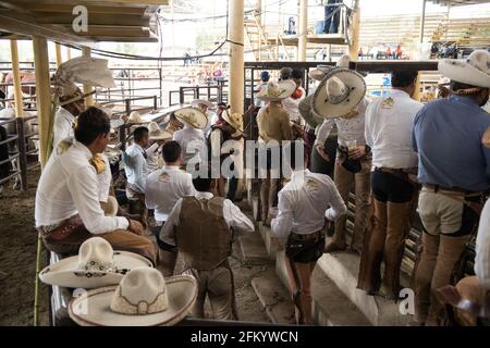 Charros bereitet sich Backstage auf den Charreada-Wettbewerb im campeonato Milllonario lienzo de charro in Tlajomulco de Zuniga, Jalisco, Mexiko vor. Stockfoto