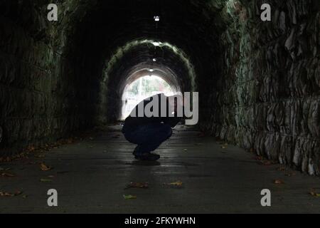 Mann im Tunnel Stockfoto