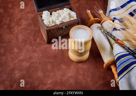 Symbole der jüdischen Feiertag Shavuot tora und Shofar, Weizen auf altem roten Hintergrund. Stockfoto