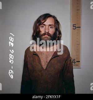 1969 , KALIFORNIEN , USA : Mugshot des berühmten amerikanischen satanistischen Kultführers und kriminellen Killers CHARLES Milles MANSON SATANA ( 1934 - 2017 ). Mitte 1967 gründete er die sogenannte Manson Family, eine quasi-Kommune mit Sitz in Kalifornien. Seine Anhänger verübten im Juli und August 1969 an vier Orten neun Morde. Im Jahr 1971 wurde er wegen Mordes ersten Grades und wegen Verschwörung zum Mord für den Tod von sieben Menschen, darunter die Filmschauspielerin Sharon Tate, verurteilt. Unbekannter Fotograf der Polizeiwache nach der Verarrest . - MUGSHOT - Mug Shot - Mug-Shot - OUTLAWS - KILLER Stockfoto