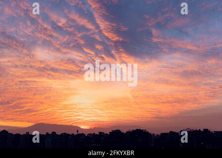 Panoramablick auf die Silhouette der Stadt Santiago Chile mit schönen Skyline bei Sonnenuntergang Stockfoto