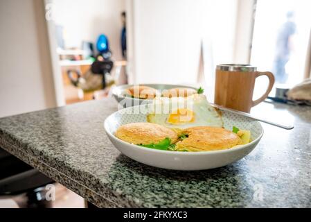 Traditionelle venezolanische Küche mit Arapas, Eiern und Kaffee zum Frühstück Stockfoto