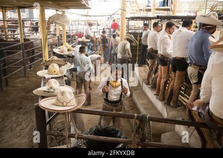 Charros bereitet sich Backstage auf den Charreada-Wettbewerb im campeonato Milllonario lienzo de charro in Tlajomulco de Zuniga, Jalisco, Mexiko vor. Stockfoto