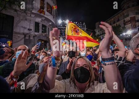 Madrid, Spanien. Mai 2021. Anhänger der spanischen rechten Volkspartei (PP) feiern vor dem Parteihauptsitz in Madrid und schwenken Flaggen, um nach den Regionalwahlen in Madrid zu feiern. Mit mehr als 50 Prozent der Stimmen steht die Kandidatin Isabel Diaz Ayuso kurz vor der Wahl zum Präsidenten der Gemeinde Madrid. (Foto von Guillermo Gutierrez/SOPA Image/Sipa USA) Quelle: SIPA USA/Alamy Live News Stockfoto