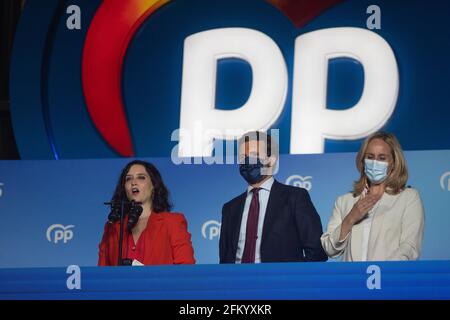 Madrid, Spanien. Mai 2021. Die Kandidatin der Volkspartei (PP) Isabel Diaz Ayuso spricht vor dem Parteihauptsitz in Madrid neben der Partei des Präsidenten Pablo Casado und seiner Frau Isabel Torres Orts, während die Menschen nach den Regionalwahlen in Madrid feiern. Mit mehr als 50 Prozent der Stimmen steht die Kandidatin Isabel Diaz Ayuso kurz vor der Wahl zum Präsidenten der Gemeinde Madrid. (Foto von Guillermo Gutierrez/SOPA Image/Sipa USA) Quelle: SIPA USA/Alamy Live News Stockfoto