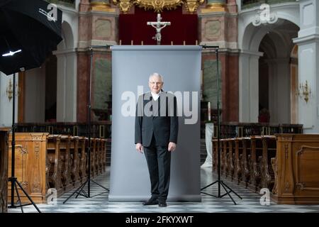 Dresden, Deutschland. April 2021. Heinrich Timmerevers, Bischof der Diözese Dresden-Meißen, steht im Dresdner Dom. Quelle: Sebastian Kahnert/dpa-Zentralbild/dpa/Alamy Live News Stockfoto