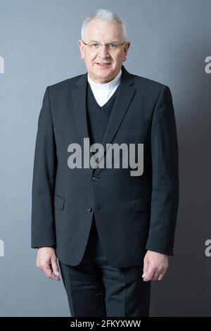 Dresden, Deutschland. April 2021. Heinrich Timmerevers, Bischof der Diözese Dresden-Meißen, steht im Dresdner Dom. Quelle: Sebastian Kahnert/dpa-Zentralbild/dpa/Alamy Live News Stockfoto