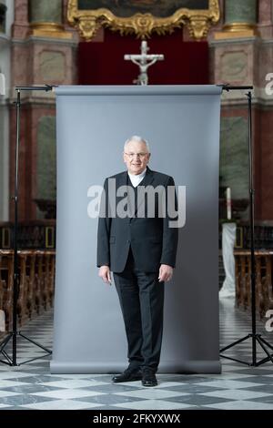 Dresden, Deutschland. April 2021. Heinrich Timmerevers, Bischof der Diözese Dresden-Meißen, steht im Dresdner Dom. Quelle: Sebastian Kahnert/dpa-Zentralbild/dpa/Alamy Live News Stockfoto