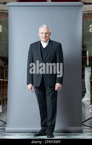 Dresden, Deutschland. April 2021. Heinrich Timmerevers, Bischof der Diözese Dresden-Meißen, steht im Dresdner Dom. Quelle: Sebastian Kahnert/dpa-Zentralbild/dpa/Alamy Live News Stockfoto