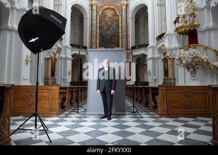 Dresden, Deutschland. April 2021. Heinrich Timmerevers, Bischof der Diözese Dresden-Meißen, steht im Dresdner Dom. Quelle: Sebastian Kahnert/dpa-Zentralbild/dpa/Alamy Live News Stockfoto