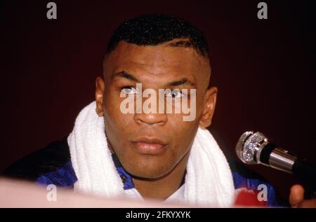 LAS VEGAS, NV - 25. FEBRUAR: Mike Tyson beim Tyson vs. Bruno Boxing Match Pressekonferenz am 25. Februar 1989 im Las Vegas Hilton Hotel in Las Vegas, Nevada Credit: Ralph Dominguez/MediaPunch Stockfoto