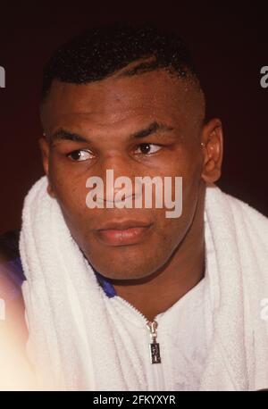 LAS VEGAS, NV - 25. FEBRUAR: Mike Tyson beim Tyson vs. Bruno Boxing Match Pressekonferenz am 25. Februar 1989 im Las Vegas Hilton Hotel in Las Vegas, Nevada Credit: Ralph Dominguez/MediaPunch Stockfoto