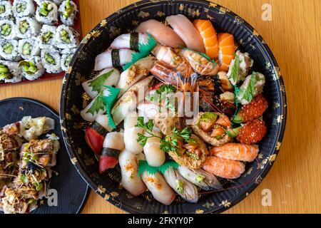 Verschiedene japanische Sushi-Gerichte mit Thunfisch, Lachs, Garnelen, Jakobsmuscheln, Calamari, Fischrogen. Stockfoto