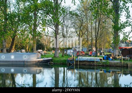 Im Frühling vertäuten die Narrowboote auf der themse neben dem Yachthafen Lechlade bei Sonnenaufgang. Lechlade on Thames, Cotswolds, Gloucestershire, England Stockfoto