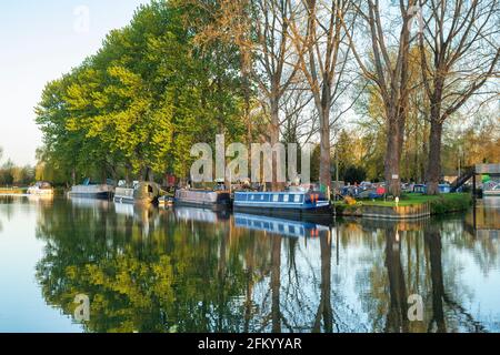 Im Frühling vertäuten die Narrowboote auf der themse neben dem Yachthafen Lechlade bei Sonnenaufgang. Lechlade on Thames, Cotswolds, Gloucestershire, England Stockfoto