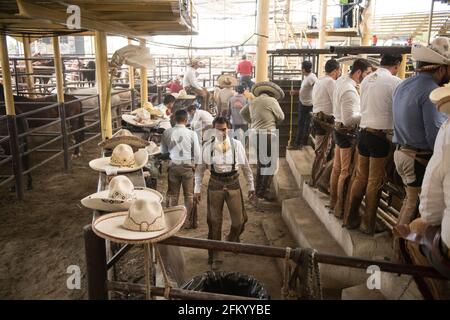 Charros bereitet sich Backstage auf den Charreada-Wettbewerb im campeonato Milllonario lienzo de charro in Tlajomulco de Zuniga, Jalisco, Mexiko vor. Stockfoto