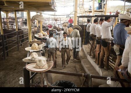 Charros bereitet sich Backstage auf den Charreada-Wettbewerb im campeonato Milllonario lienzo de charro in Tlajomulco de Zuniga, Jalisco, Mexiko vor. Stockfoto