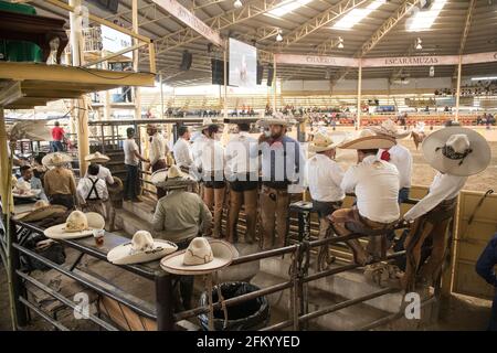 Charros bereitet sich Backstage auf den Charreada-Wettbewerb im campeonato Milllonario lienzo de charro in Tlajomulco de Zuniga, Jalisco, Mexiko vor. Stockfoto