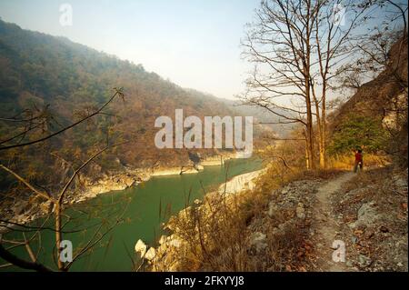 Trekking entlang des Sarda Flusses auf dem Weg nach Chuka Village, Uttarakhand, Indien Stockfoto