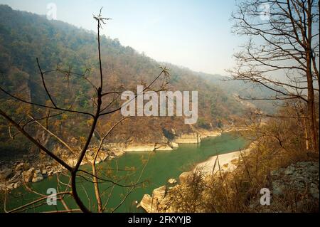 Trekking entlang des Sarda Flusses auf dem Weg nach Chuka Village, Uttarakhand, Indien Stockfoto