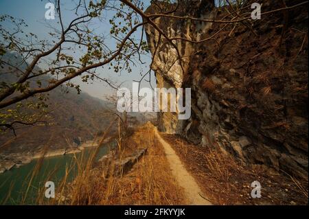 Trekking entlang des Sarda Flusses auf dem Weg nach Chuka Village, Uttarakhand, Indien Stockfoto