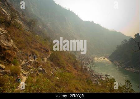 Trekking entlang des Sarda Flusses auf dem Weg nach Chuka Village, Uttarakhand, Indien Stockfoto